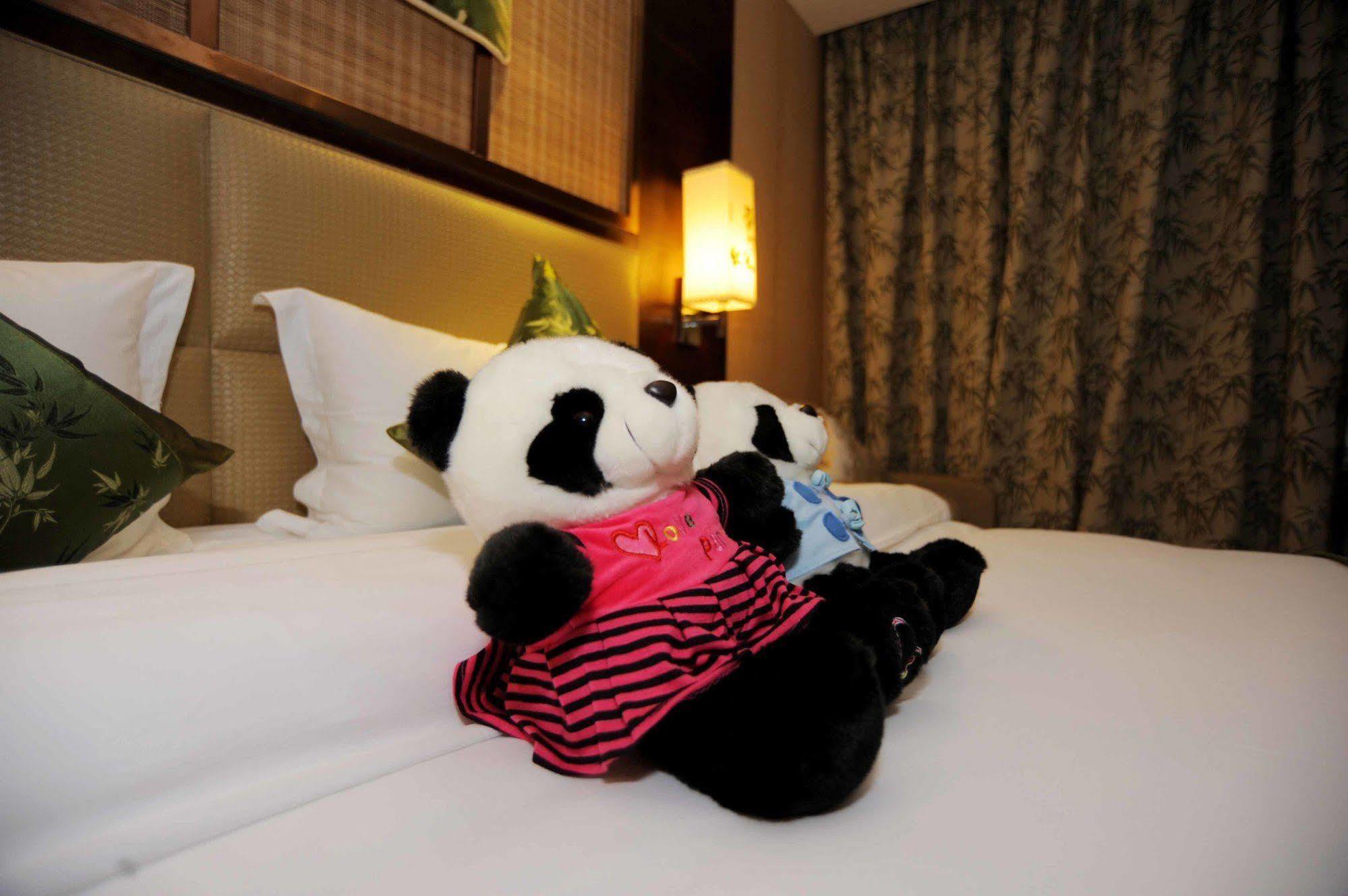 Chengdu Panda Prince Culture Hotel Bagian luar foto