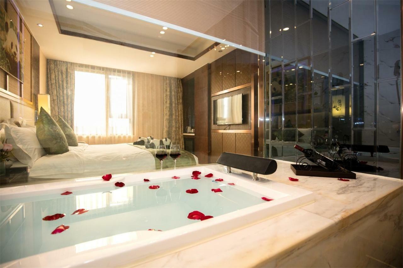 Chengdu Panda Prince Culture Hotel Bagian luar foto